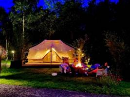 Glamping mit privaten Sanitäranlagen auf einem Landgut in der Nä