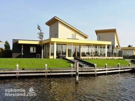 Vakantievilla Koudum met privé steiger