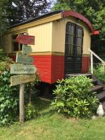 Gemütlicher Pipowagen und Campingplatz im ländlichen Garten