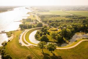 Camping am Fort Vuren mit toller Aussicht über die Waal