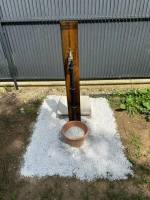 Blick auf den Hügel und den Wald, ruhiger Ort in der Natur