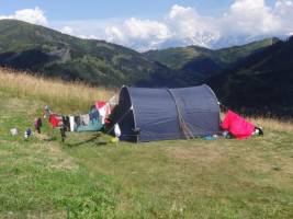 Camping in Savoie: Stellplätze für Zelte auf den Almen auf 1550