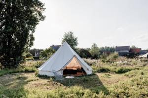 Zeit im Freien mit Waldbrut im Tal des Baches Serskampse