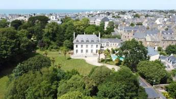 Stadtzentrum im Park / Schwimmbad / Meer