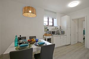 Elizabeth House-100m lake & priv.parking