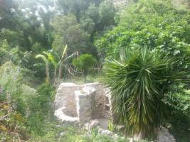 Verstecktes grünes Tal in Südsizilien