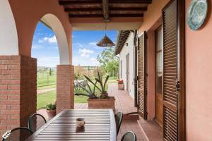 Olive apt with shared pool