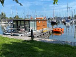 Unieke woonboot Warns met eigen drijvende steiger en terras
