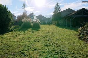 Camping in einem Permakultur-Kleinbauernhof in einem ummauerten 