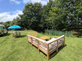 Camping mit Einheimischen in Egriselles Le Bocage, Burgund-Franc