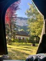 RHONETAPE: Garten auf der Wiese an der ViaRhôna am Ufer der Rhôn