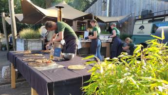 Schöner Campingplatz und Glamping-Zelte auf einem kleinen Campin