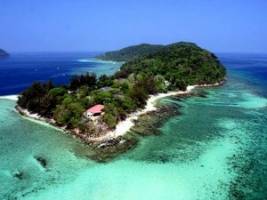 Strand en jungle paradijs Manukan