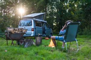 Ruhiges Camping an einem Fluss in schöner Umgebung