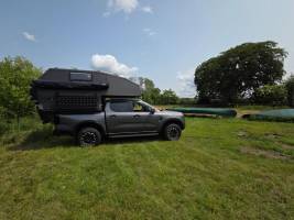 Auf der Wiese neben Hühnern und Pferden