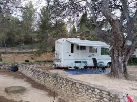 Zwischen Olivenbäumen und Hügel