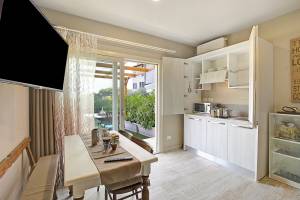 Caffè Priscilla House parking & lakeview