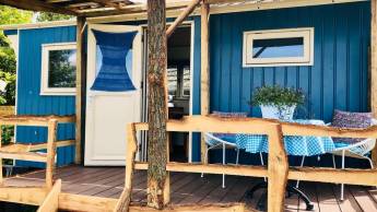 Coole Übernachtung in zwei Zigeunerwagen, neben einem monumental