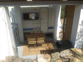 Eine Karawane zwischen den Olivenbäumen