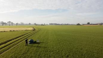 An der Grenze auf dem Bauernhof mit den Kühen aufwachen