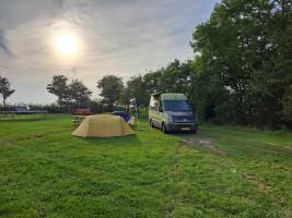 Zwischen den Greidevögeln: Minicamping in Wommels