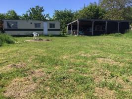 Camping auf dem Landgut: Schwimmteich und Feuerstellen im Achter