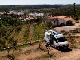 Schwingen Sie sich auf einen Hügel und bewundern Sie die Burg vo
