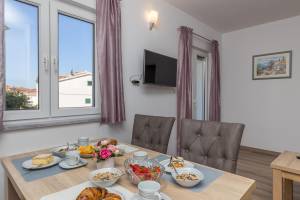 Apartment Gabriel 220m from the beach