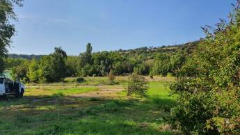 Raum, Natur und Vergnügen, entlang des Flusses ein Wanderweg.