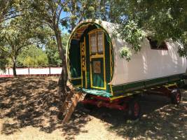 Holzhütten und Wohnwagen