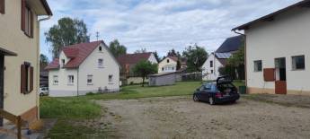 Naturnaher stillgelegter Bauernhof