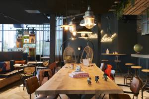 Moxy Amsterdam Schiphol Airport | Erlebe ein Wochenende zwischen
