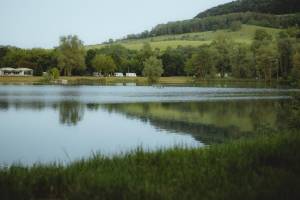 Ruhiger Campingplatz mit eigenem See in der Nähe von Großstädten