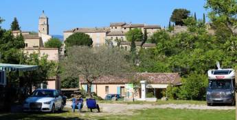 Campingplatz am Fuße des Luberon in der Provence – Natur- und Wa