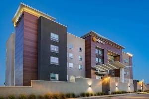 La Quinta Inn&Suites by Wyndham Galveston North at I-45