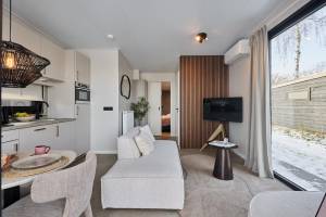 Happy Oak wellnesslodge met bubbeltub, ligbad, sauna en sunshowe