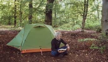 2 Hektar Wald, ohne Einrichtungen, nur für Zelte geeignet.