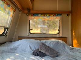 Versteckter, netzunabhängiger Standort am Flussufer in Zentralpo