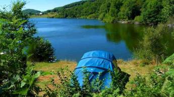 Campingplatz in Okzitanien am Lac de la Selve en Aubrac mit auße
