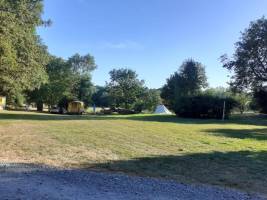 Camping La Bergerie: Erholsamer Aufenthalt 20 Minuten vom Meer e