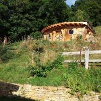 Ungewöhnliches Dorf im südlichen Burgund: Ökologische und künstl