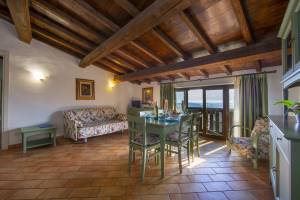 Liano Violetta -view lake & parking