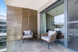 Lake side luxury - steps to the lake Lel