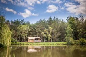 Lodge-Zelt mit privatem Whirlpool in der Wildnis – unvergesslich