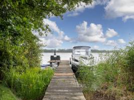 Nelsen mit Ruderboot auf Wassergrundstück