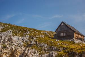 Camperplaats in Pettneu in Oostenrijk met uitzicht op de Alpen. 