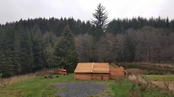 Stellplatz mit Teich und überdachtem Picknickplatz in den Ardenn
