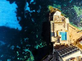 Gillieru Harbour Hotel