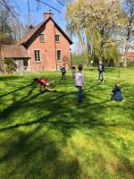Rastplatz in einem malerischen Dorf an der Schelde