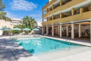 Flor Los Almendros Apartments